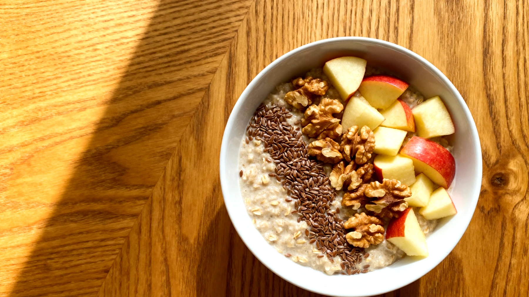 Haferbrei mit Leinsamen, Apfelstücken und Walnüssen"