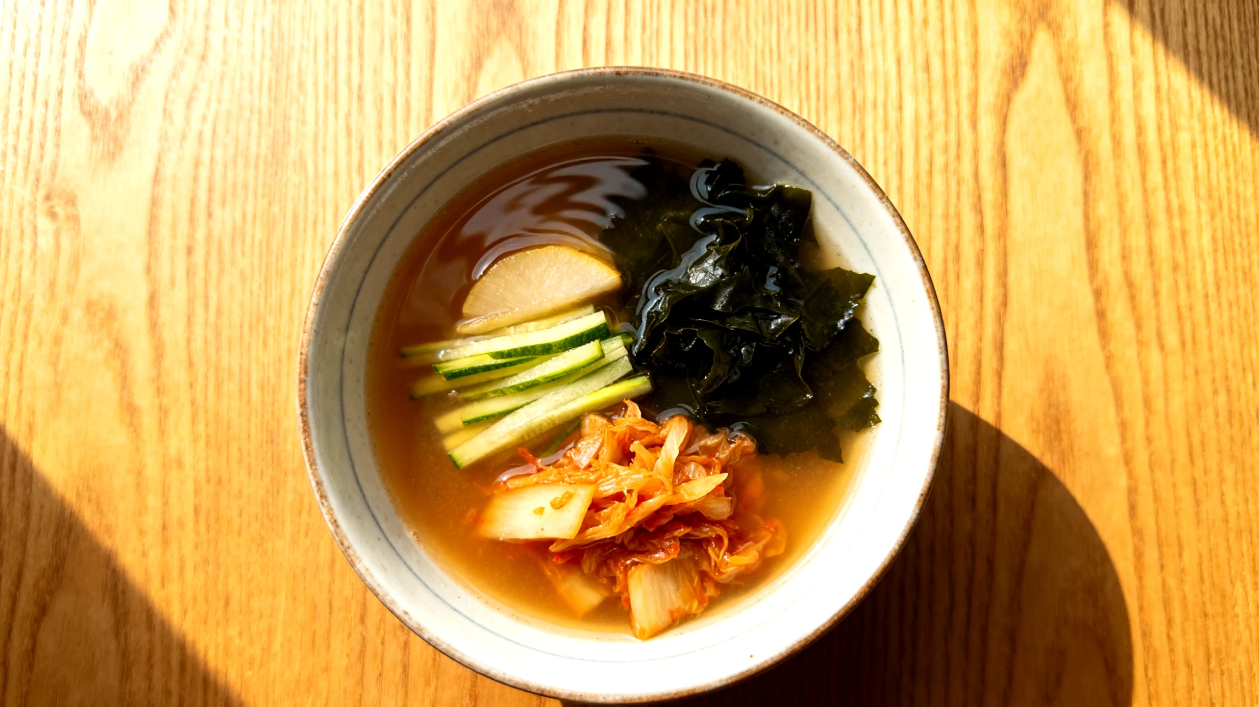 Miso-Suppe mit fermentiertem Gemüse und Wakame-Algen"